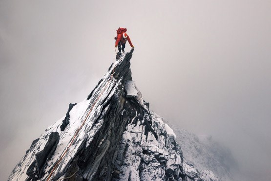کمپ کوهنوردی در نوک قله +عکس