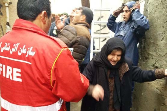 نجات ۵ شهروند کرمانشاهی از زیر آوار ساختمان + عکس