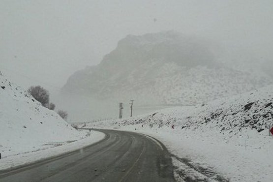 بارش برف در گردنه ها و جاده های آذربایجان شرقی ادامه دارد