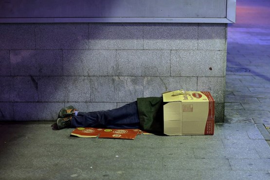 بازیگری که شب‌ها در خیابان می‌خوابد +عکس