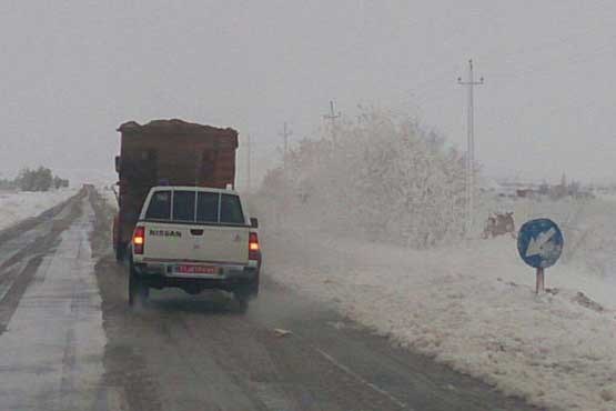 بارش برف در محورهای هراز و فیروزکوه / محورهای کوهستانی لغزنده است