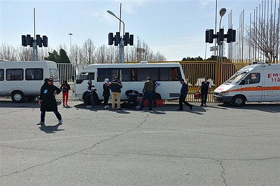 برخورد شدید بانوی دوگانه کار با مینی‌بوس