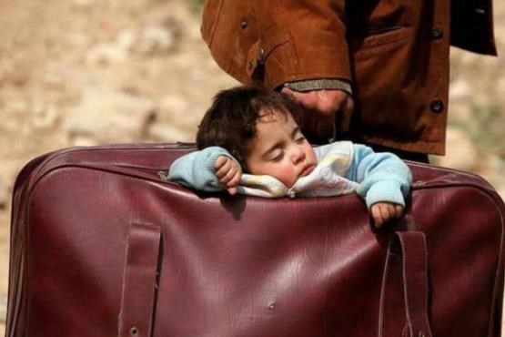 واکنش آقای بازیگر به کودک خوابیده در چمدان + عکس