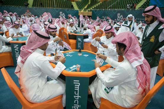 مسابقه ورق‌ بازی در عربستان! +عکس