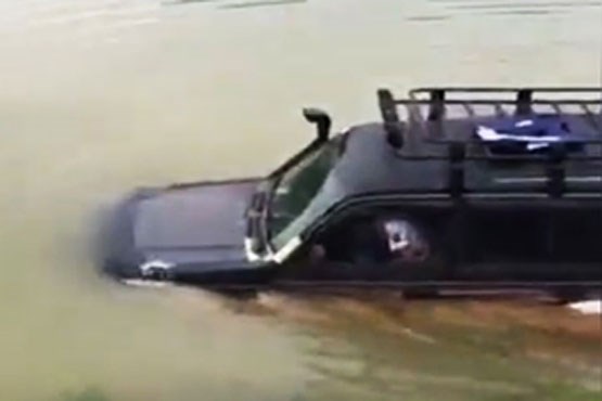 فرورفتن خودروی شاسی بلند در آب رودخانه