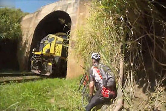 فرار دوچرخه سوار ماجراجو از یک قطار در تونل +فیلم