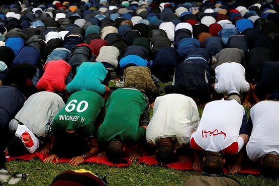 نماز عید فطر در روسیه با رنگ و بوی جام جهانی +عکس