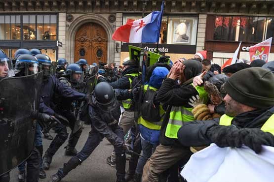 فیلم | پلیس فرانسه چگونه با معترضان برخورد می کند؟!