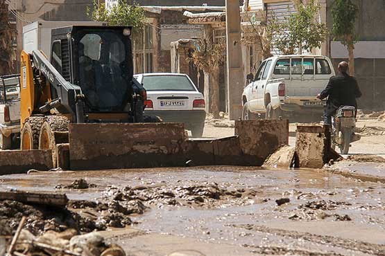 جاری شدن سیلاب در خیابان‌های نطنز