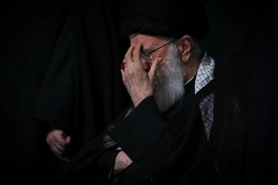 بغض رهبر انقلاب هنگام خواندن نماز بر پیکر شهید سلیمانی +عکس و فیلم