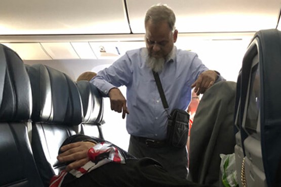 اقدام حیرت انگیز شوهر برای خوابیدن همسرش در هواپیما