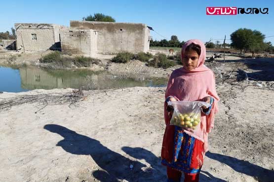 پذیرایی دختر سیل‌زده سیستان و بلوچستان از امدادگران