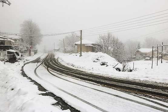 بارش برف و باران در جاده‌های ۱۷ استان / همراه داشتن زنجیر چرخ الزامی است