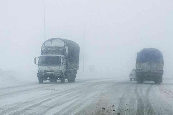 بارش برف و باران در جاده‌های ۱۵ استان کشور/ تردد خودروها در محورهای برف‌گیر تنها با زنجیر چرخ
