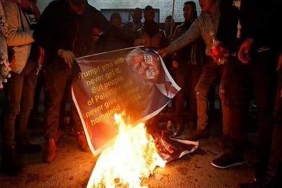فلسطینی‌ها عکس «ترامپ» را آتش زدند