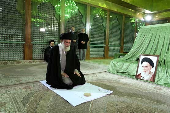 رهبر انقلاب اسلامی در مرقد امام خمینی(ره) وگلزار شهدا حضور یافتند (+عکس)