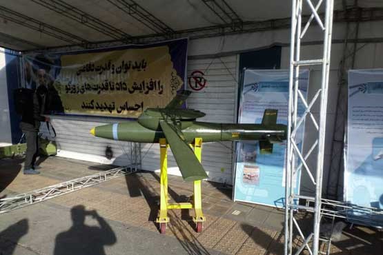 نمایش موشک‌های نقطه‌زن و بمب‌های هوشمند در راهپیمایی ۲۲ بهمن