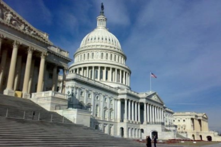 ساختمان‌های مجلس نمایندگان و مجلس سنای آمریکا به دلیل ترس از شیوع ویروس کرونا بر روی عموم مردم این کشور بسته شد.