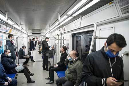 اغلب مسافران مترو بدون ماسک و دستکش هستند