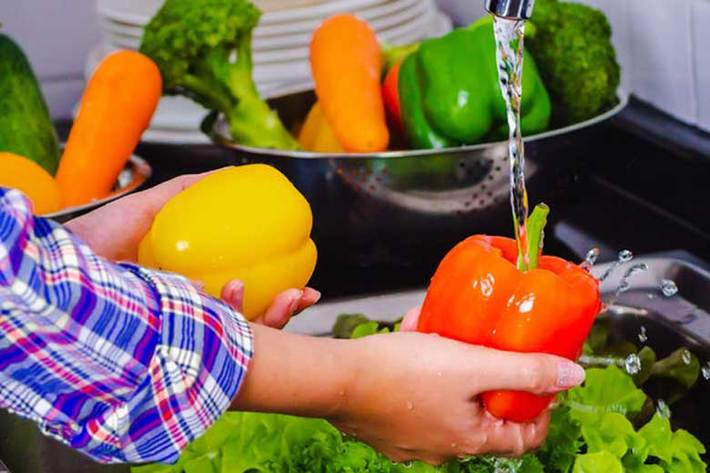 رئیس مرکز بهداشت خوزستان با تاکید بر لزوم چهار مرحله شست‌وشوی میوه و سبزیجات در شرایط شیوع کرونا، گفت: در شرایط فعلی، پاکسازی و شست‌وشو، انگل‌زدایی، گندزدایی و شست‌وشوی مجدد سبزیجات باید انجام شود.