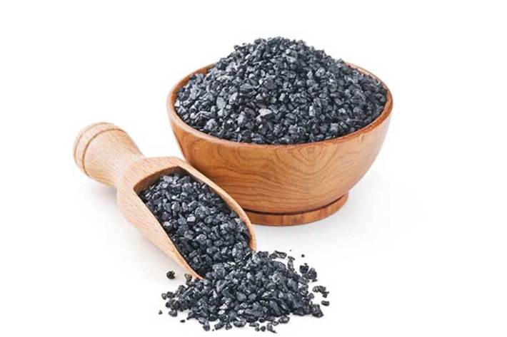 نمك سیاه دارای انواع مختلفی است؛ رایج‌ترین نوع نمك سیاه به‌ اسم نمك سیاه هیمالیایی معروف است و با اسامی دیگری نظیر نمك سیاه هندی یا نمك كالا هم شناخته می‌شود.