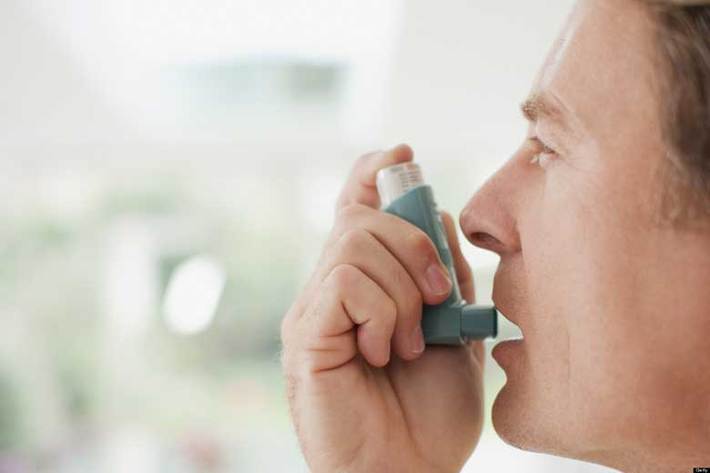 آسم نوعی بیماری مجاری هوایی است که در آن راه‌های تنفسی تنگ و متورم شده و بیش از اندازه مخاط تولید می‌کند. این امر سبب به وجود آمدن مشکلات تنفسی، سرفه، تنفس صدادار و تنگی نفس خواهد شد. این بیماری برای بعضی از افراد با فعالیت‌های روزمره تداخل پیدا می‌کند و ممکن است به حملات آسم منجر شود که می‌تواند برای زندگی فرد تهدیدآمیز باشد.