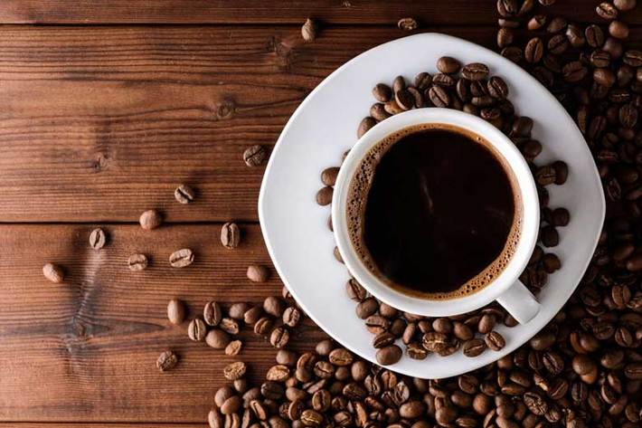 کافئین، طعم گس و تلخ می‌تواند از دلایل اعتیاد به قهوه باشد. شاید به طور مستقیم از قهوه‌ خالص استفاده نکنید؛ بلکه مشتقات آن مانند لاته، نسکافه و کاپوچینو مورد علاقه‌ی شما باشد. در این صورت نیز کافئین موجود در این دسته از نوشیدنی‌ها می‌تواند گرایش شما را توجیح کند.