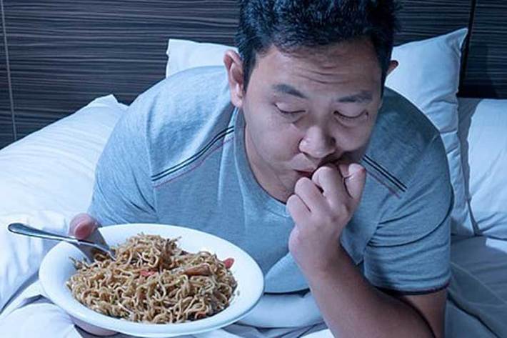 نتایج یک بررسی جدید نشان می‌دهد افرادی که دیر وقت و قبل از خواب شام می‌خورند، در معرض چاقی هستند و بدن آنها قادر به سوزاندن تنها 10 درصد از چربی‌های دریافت شده است.