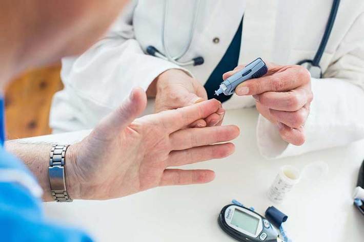بررسی‌ ها نشان می‌دهد که افراد مبتلا به دیابت، چهار برابر بیشتر احتمال شکستن استخوان دارند و این خطر با گذشت زمان برای بیماران دیابت نوع ۲ افزایش می‌یابد.
