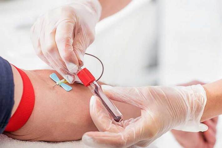 بنا بر اعلام موسسه ملی تحقیقات سلامت دانشگاه علوم پزشکی تهران، ویروس کرونا نمی‌تواند از طریق اهدای خون منتقل شود، بنابراین به نظر می‌رسد، بررسی کردن خون‌های اهدایی از نظر وجود ویروس کرونا در مراکز انتقال خون، ضروری نیست.