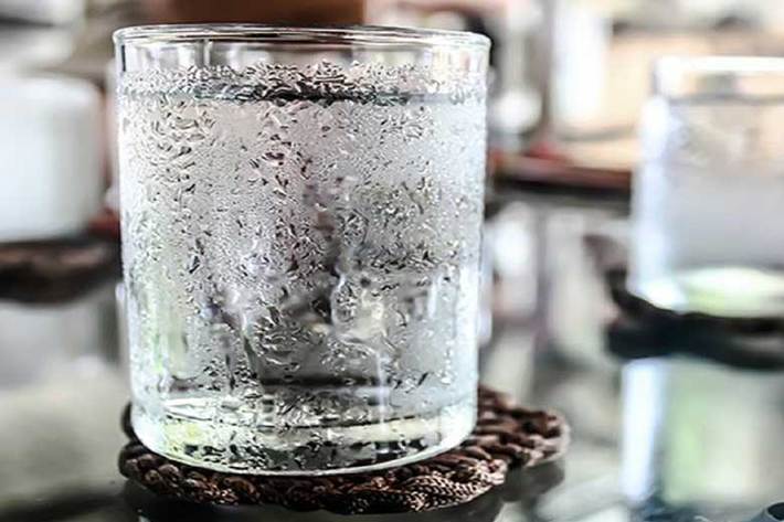 یک متخصص تغذیه با اشاره به مضرات نوشیدن آب سرد، گفت: بسیاری از درد‌های ناشناخته شکم می‌تواند به علت مصرف آب یخ باشد.