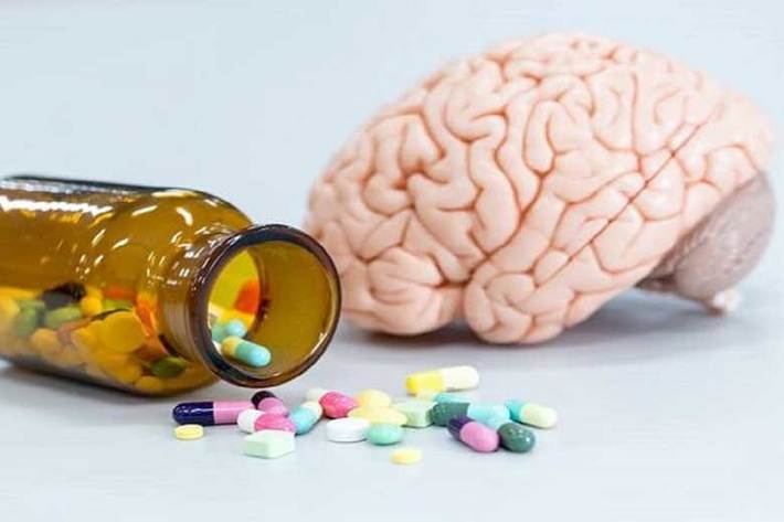 برخی مواد مغذی می‌توانند به بهبود عملکرد مغز کمک کنند. به عنوان مثال کمبود ویتامین‌های B می‌تواند به افت حافظه و اختلال در عملکرد شناختی منجر شود.