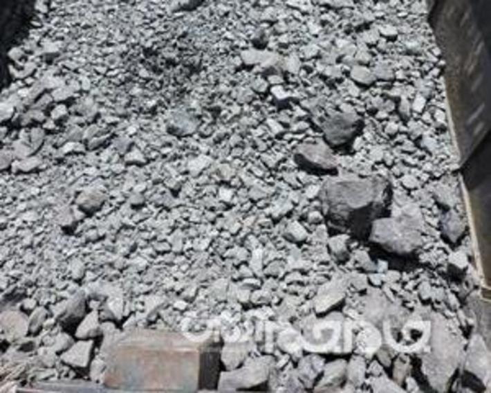 جانشین فرمانده انتظامی شهرستان رودان از کشف 25 تن و 920 کیلو گرم سنگ آهن فاقد مجوز حمل از یک دستگاه كاميون عبوری در اين شهرستان خبر داد. 