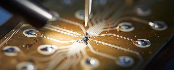 دانشمندان می‌گویند یک کریستال ساده می‌تواند امکان محاسبات کوانتومی در مقیاس بزرگ را فراهم کند.