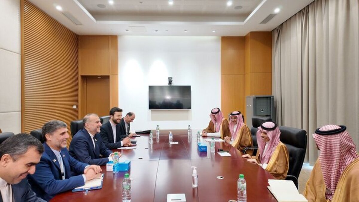 وزیر امور خارجه کشورمان پس از حضور در افتتاحیه پانزدهمین اجلاس سران سازمان همکاری اسلامی با وزیر خارجه عربستان دیدار کرد.