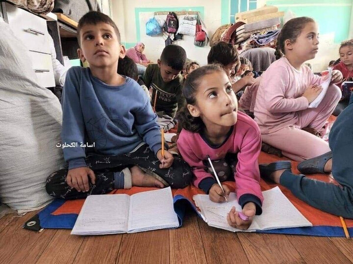 معلمان فلسطینی با وجود گذشت ۲۱۲ روز از جنگ غزه و تخریب اکثر مدارس همچنان تلاش دارند به دانش آموزان در زمینه عقب نماندن از سال تحصیلی خود کمک کنند.