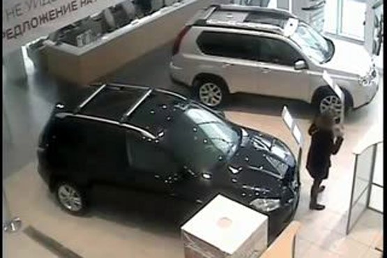 تصادف در نمایشگاه اتومبیل