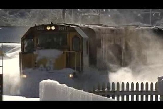 عبور قطار از برف