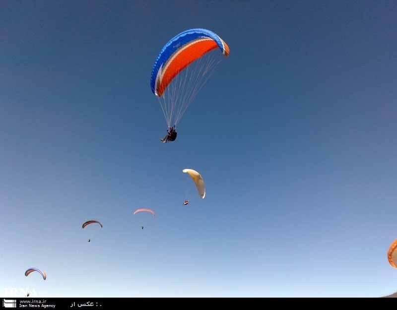 چتربازان نیروهای مسلح برفراز میدان آزادی