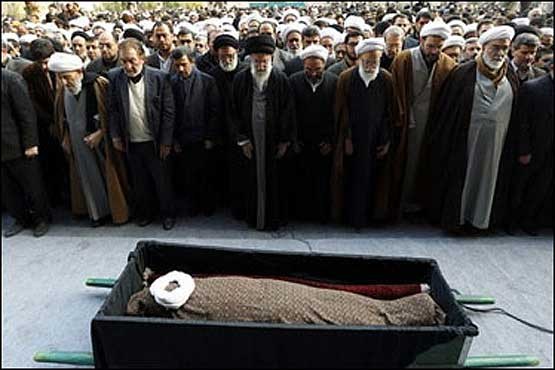 اقامه نماز رهبر انقلاب بر پیکر مرحوم آیت‌الله خوشوقت