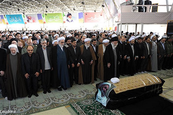 اقامه نماز رهبر معظم انقلاب بر پیکر آیت الله خوشوقت اقامه نماز رهبر معظم انقلاب بر پیکر آیت الله خوشوقت