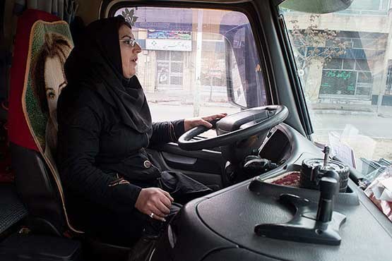 بانویی که 6 ماشین را یکجا می‌راند