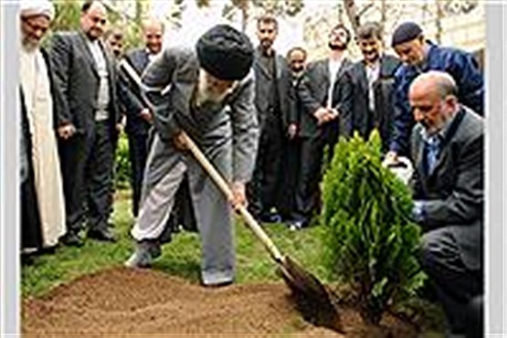 کاشت نهال توسط رهبر انقلاب در روز درختکاری