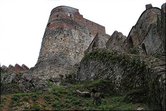 قلعه قم‌چقای بیجار مشرف بر دره شاهان
