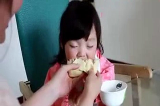 غذا خوردن کودک خوابالو