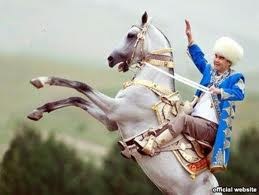 رئیس جمهور ترکمن از اسب زمین خورد