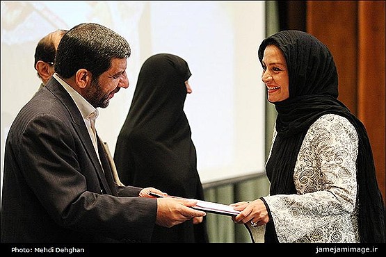 قدردانی رسانه ملی از مادر 4 شهید/ مریلا زارعی برای بازی در کلاه پهلوی تجلیل شد