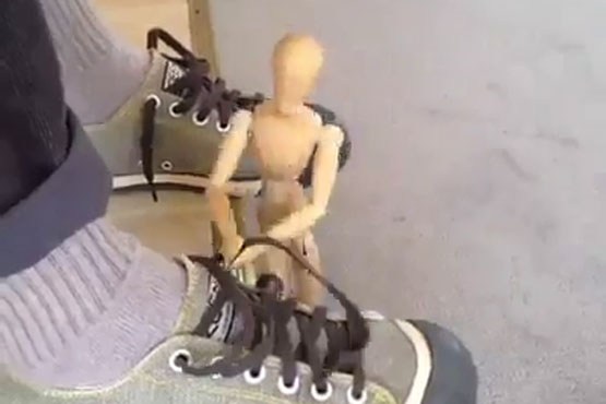 عروسک و بند کفش
