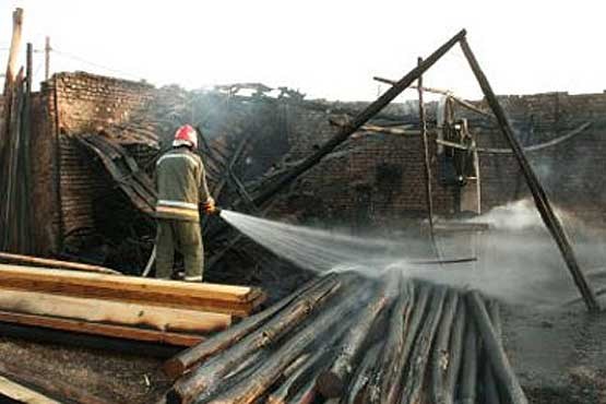 آتش‌سوزی انبارهای چوب در مشهد
