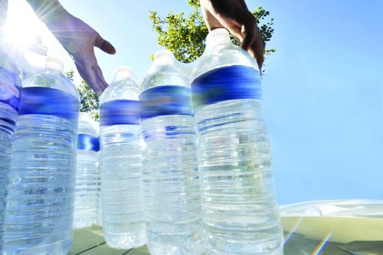 بطری‌های پلاستیکی آب معدنی را از یخزدگی و آفتاب دور کنید